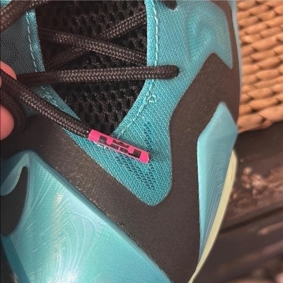 Nike LeBron 11 Gamma Blue Black Pink 621712-400 Youth Size 7Y Basketball Shoes - Picture 6 of 9